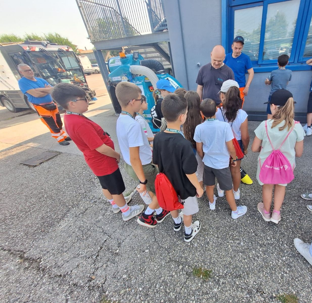 ETRA CAMP 2025 Immagine di bambini davanti alla sede di ETRA ETRA CAMP 2025 Immagine di bambini davanti alla sede di ETRA