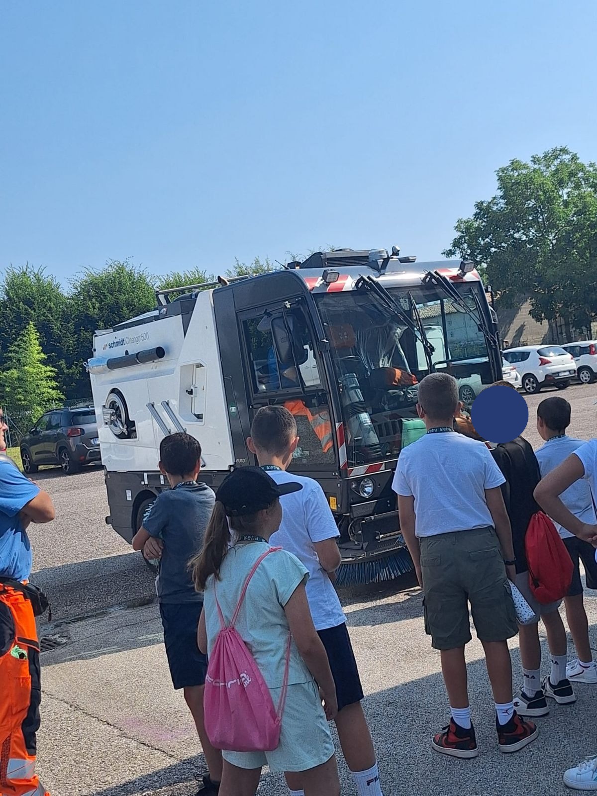 ETRA CAMP 2025. Immagine di bambini accanto a mezzi di lavoro ETRA CAMP 2025. Immagine di bambini accanto a mezzi di lavoro