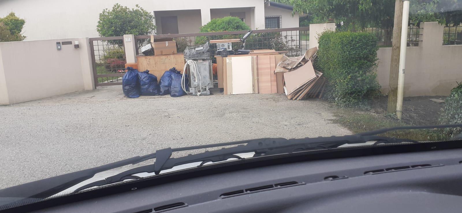 Rifiuti ingombranti dopo un evento meteo estremo - foto di repertorio