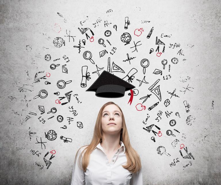 ragazza con cappello di laurea